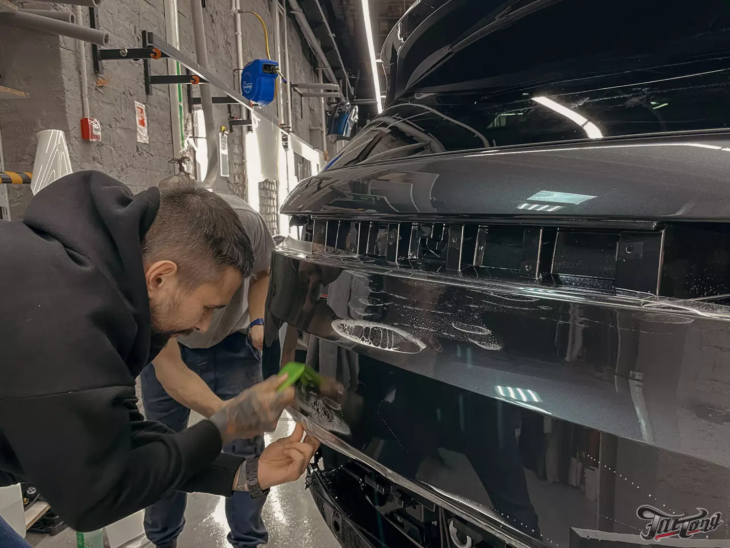 Оклеили Range Rover Sport в глянцевый полиуретан. Чистка салона и покрытие керамикой